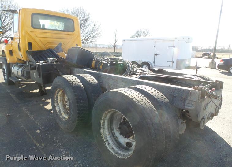 image for item K3322 2006 International 7400 truck cab and chassis