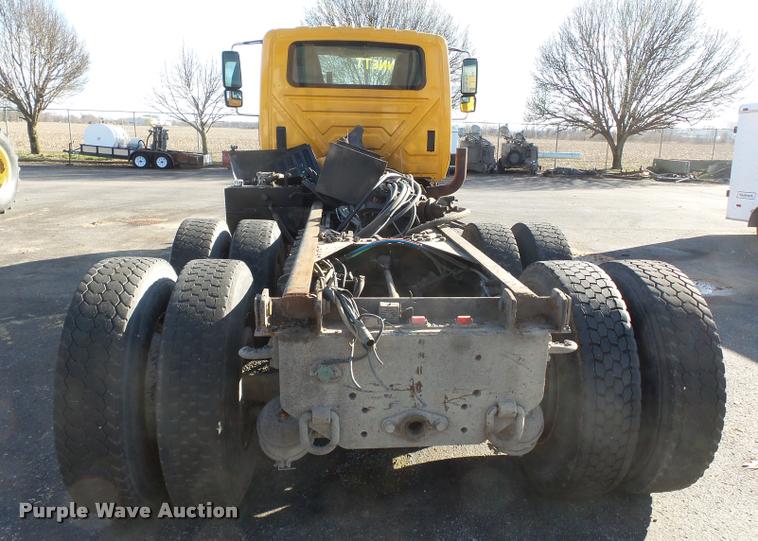 image for item K3322 2006 International 7400 truck cab and chassis