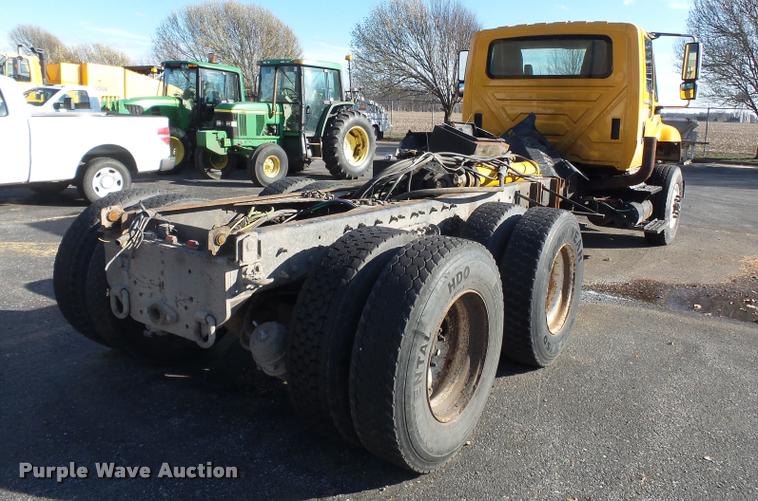 image for item K3322 2006 International 7400 truck cab and chassis
