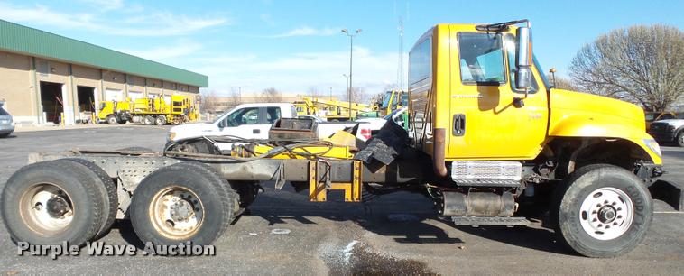 image for item K3322 2006 International 7400 truck cab and chassis