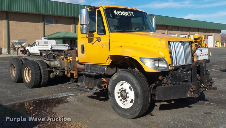 image for item K3322 2006 International 7400 truck cab and chassis