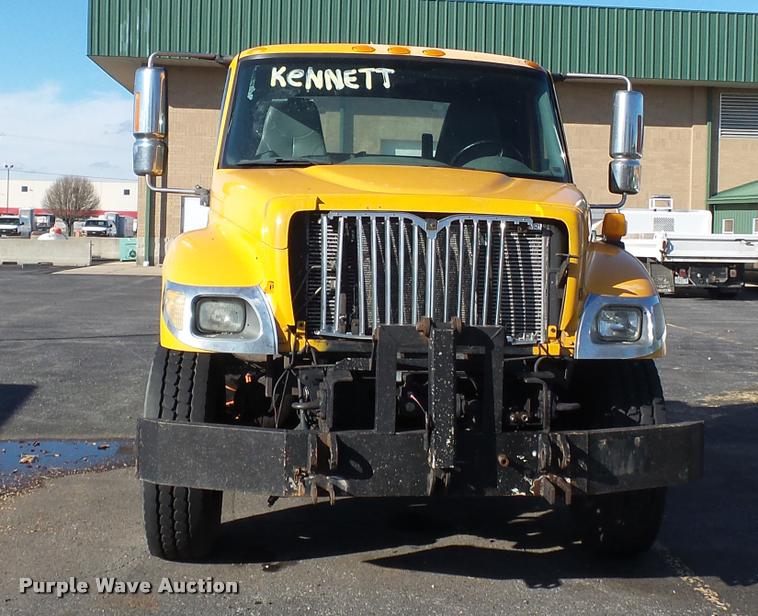 image for item K3322 2006 International 7400 truck cab and chassis