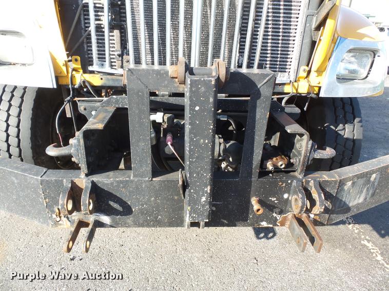 image for item K3322 2006 International 7400 truck cab and chassis