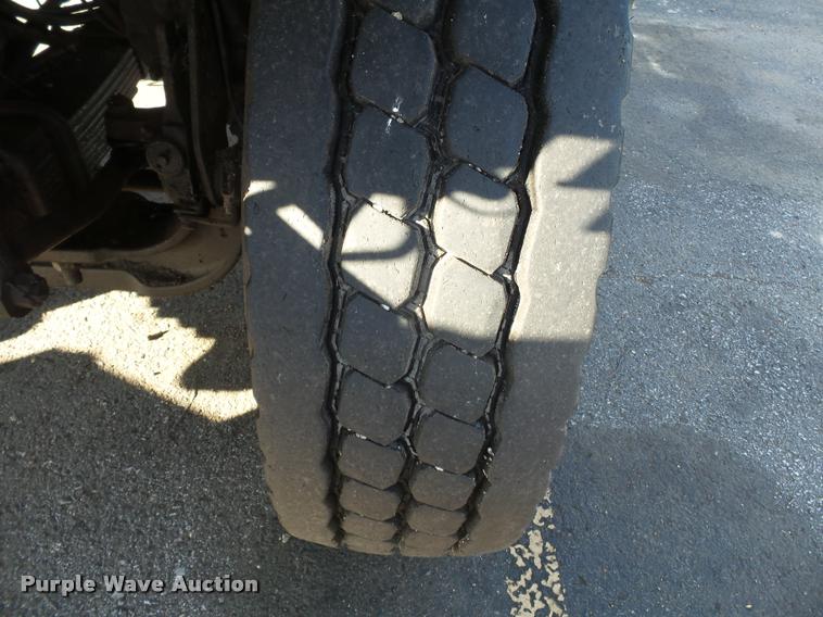 image for item K3322 2006 International 7400 truck cab and chassis