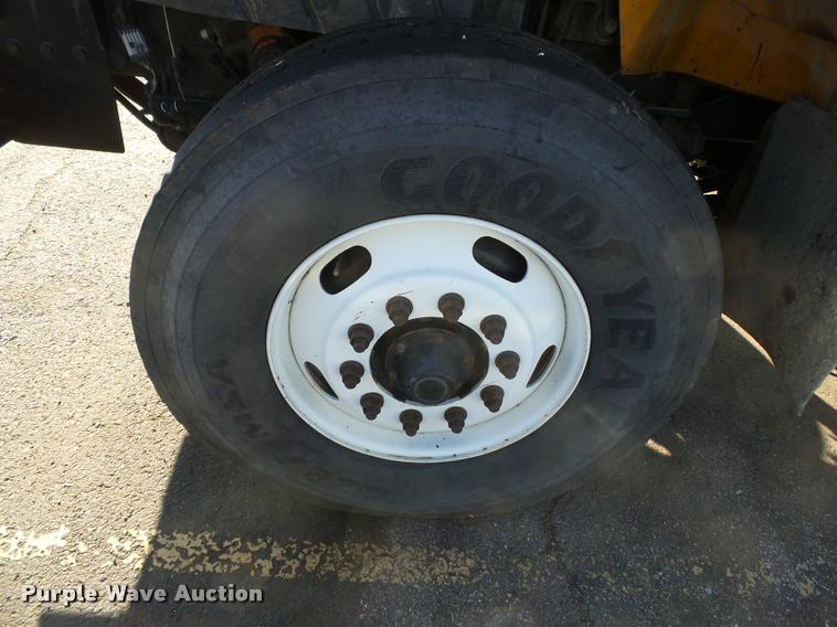 image for item K3322 2006 International 7400 truck cab and chassis