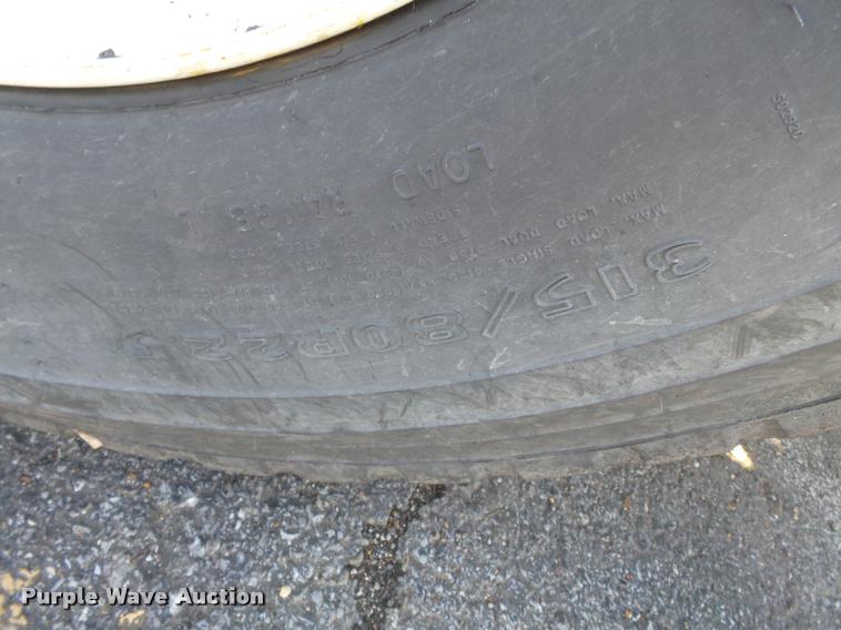 image for item K3322 2006 International 7400 truck cab and chassis