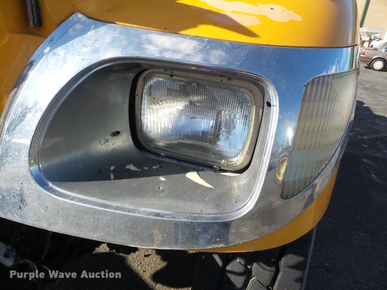 image for item K3322 2006 International 7400 truck cab and chassis