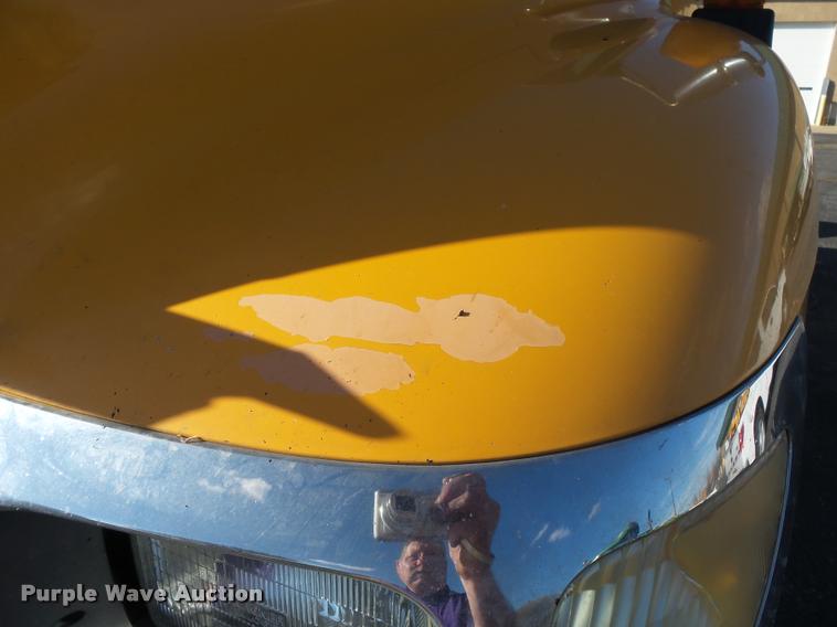 image for item K3322 2006 International 7400 truck cab and chassis