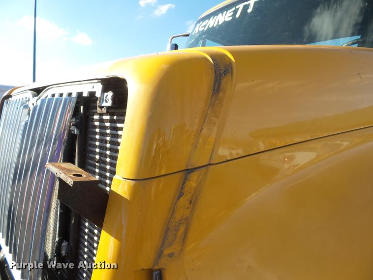 image for item K3322 2006 International 7400 truck cab and chassis