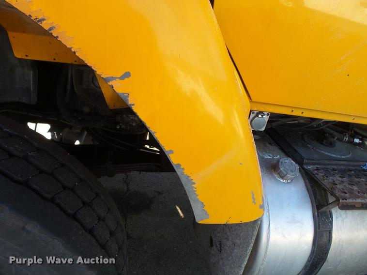 image for item K3322 2006 International 7400 truck cab and chassis