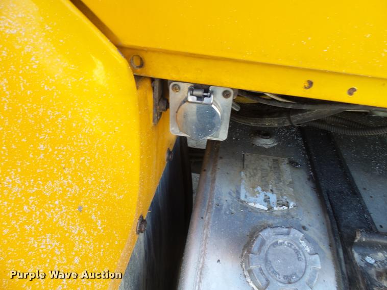 image for item K3322 2006 International 7400 truck cab and chassis