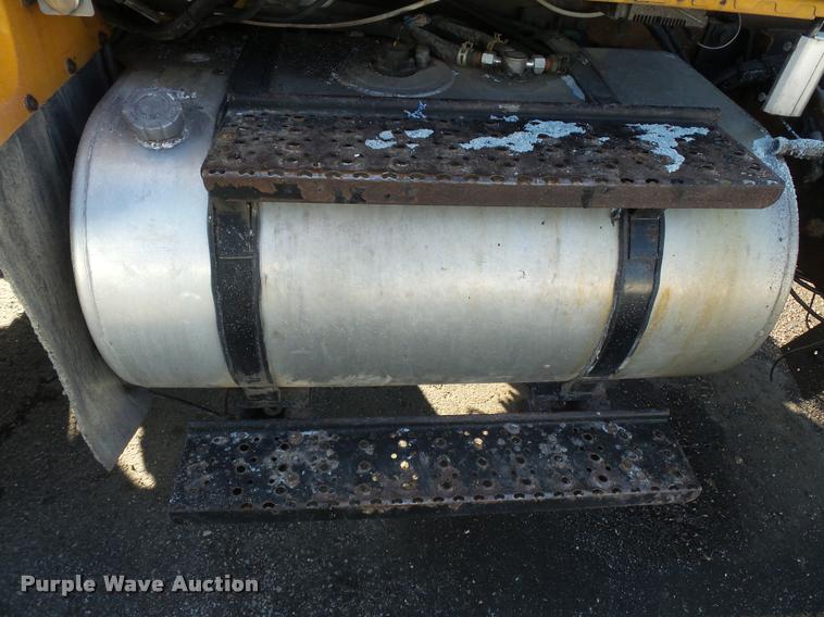 image for item K3322 2006 International 7400 truck cab and chassis