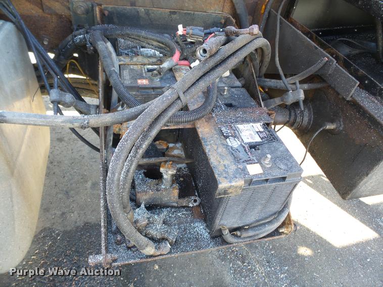 image for item K3322 2006 International 7400 truck cab and chassis