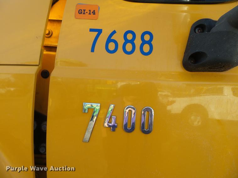 image for item K3322 2006 International 7400 truck cab and chassis