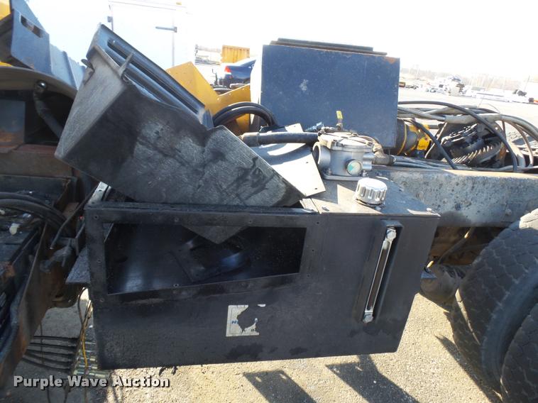 image for item K3322 2006 International 7400 truck cab and chassis