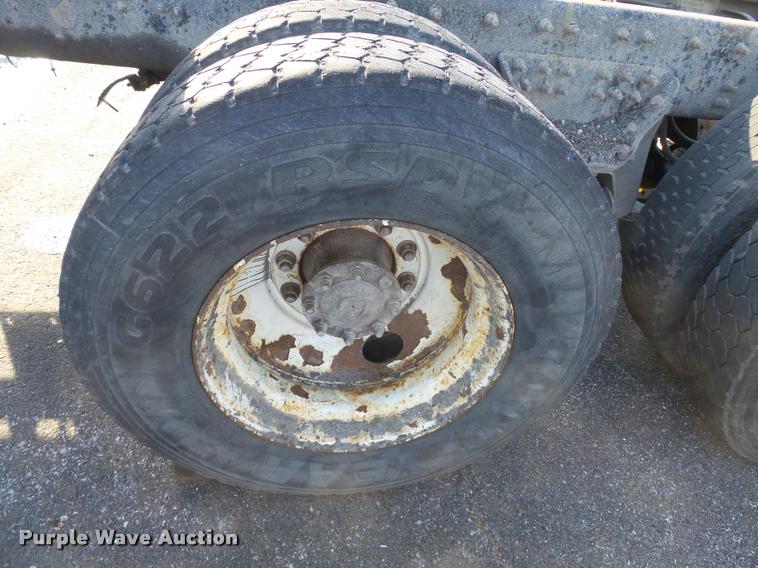 image for item K3322 2006 International 7400 truck cab and chassis