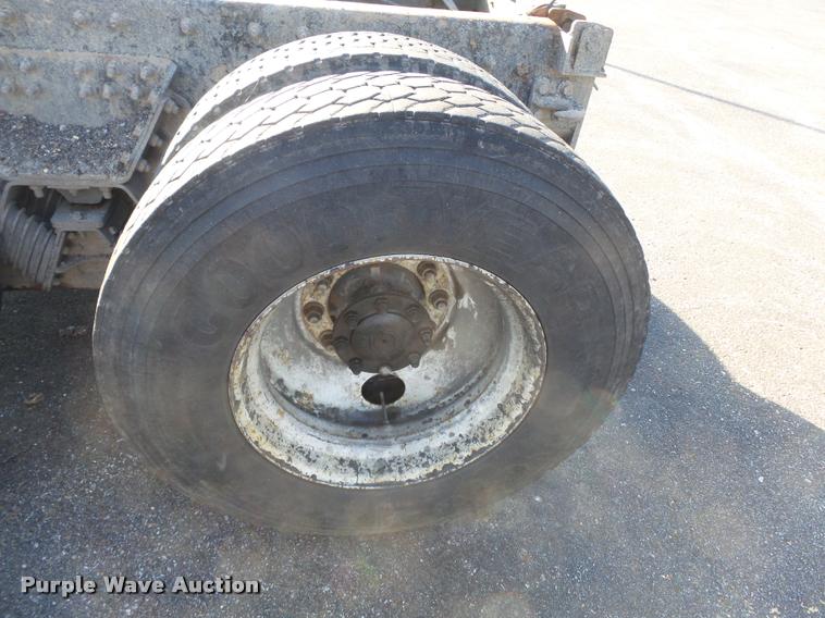 image for item K3322 2006 International 7400 truck cab and chassis