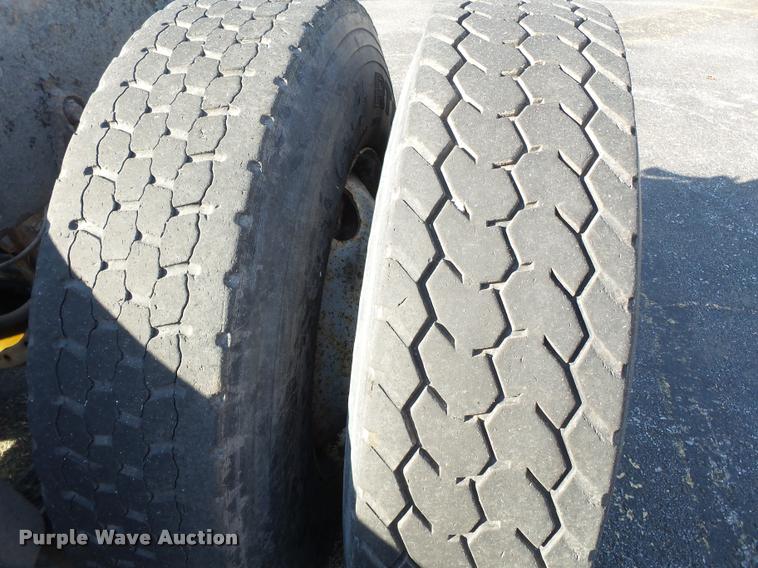 image for item K3322 2006 International 7400 truck cab and chassis