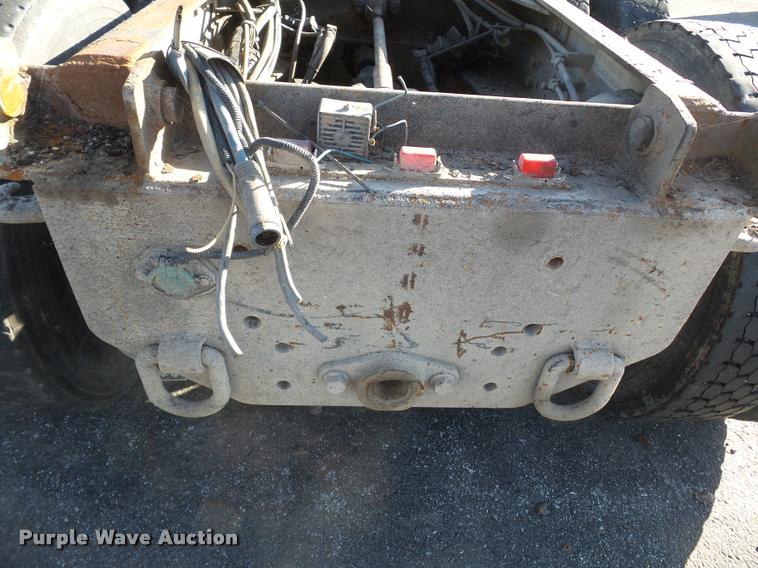 image for item K3322 2006 International 7400 truck cab and chassis