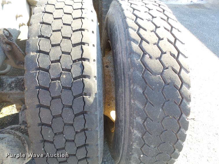 image for item K3322 2006 International 7400 truck cab and chassis