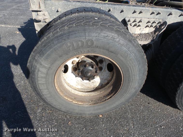 image for item K3322 2006 International 7400 truck cab and chassis