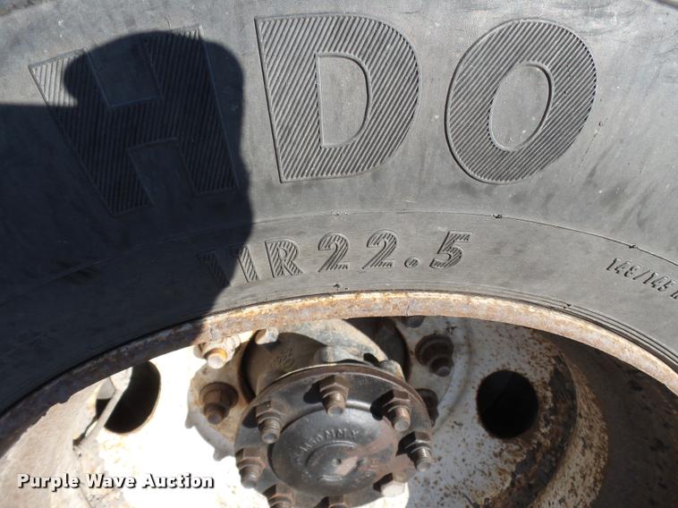 image for item K3322 2006 International 7400 truck cab and chassis