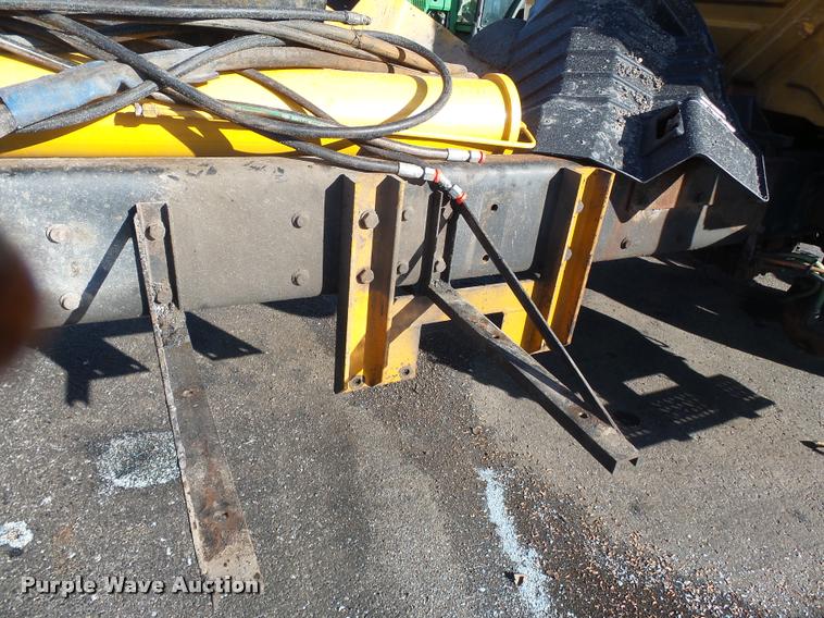 image for item K3322 2006 International 7400 truck cab and chassis