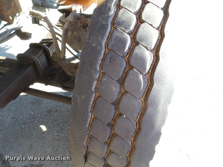 image for item K3322 2006 International 7400 truck cab and chassis