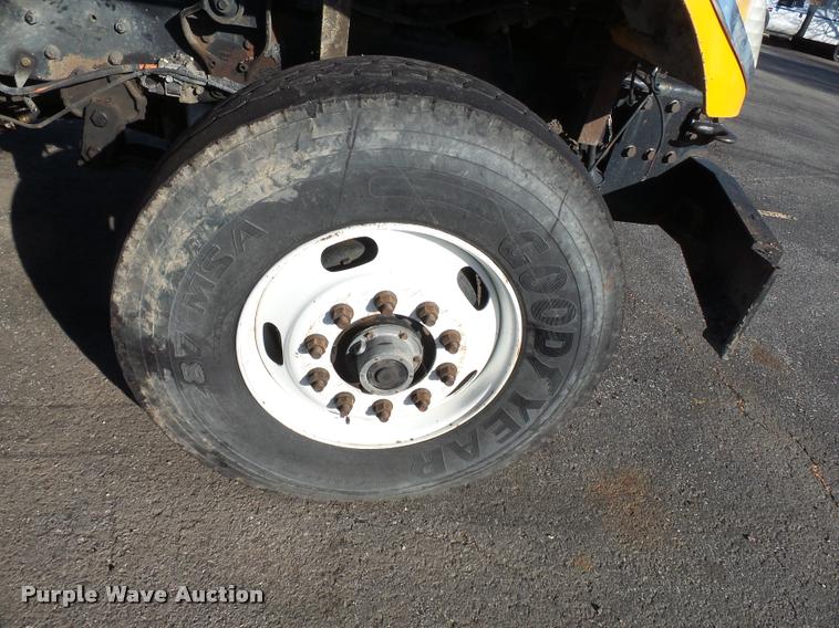 image for item K3322 2006 International 7400 truck cab and chassis