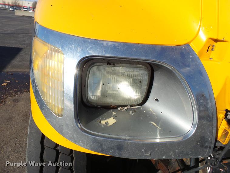 image for item K3322 2006 International 7400 truck cab and chassis