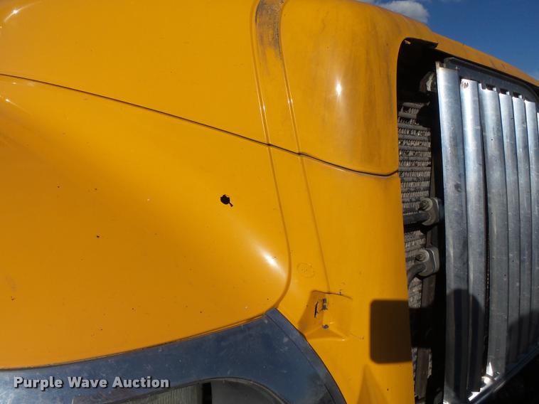 image for item K3322 2006 International 7400 truck cab and chassis