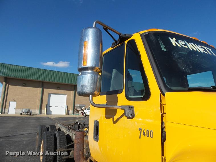 image for item K3322 2006 International 7400 truck cab and chassis