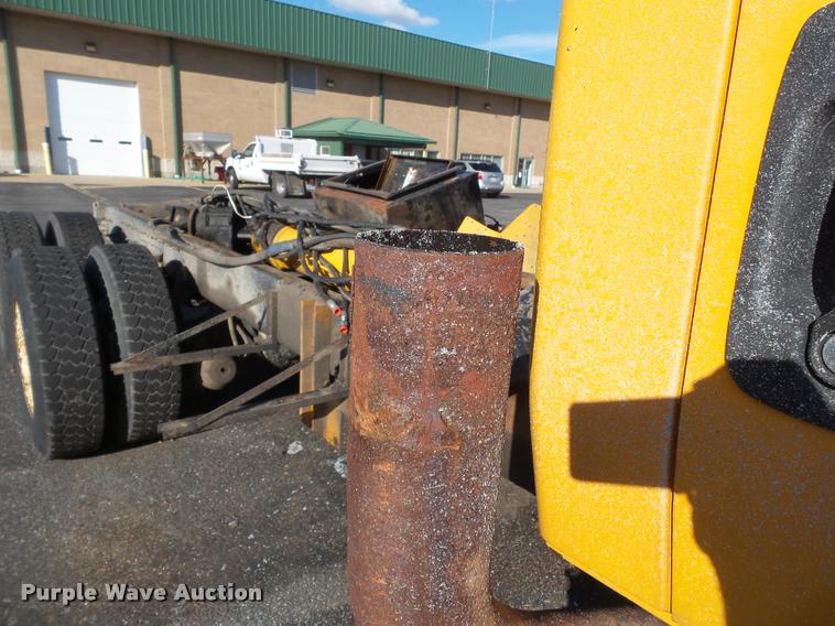 image for item K3322 2006 International 7400 truck cab and chassis