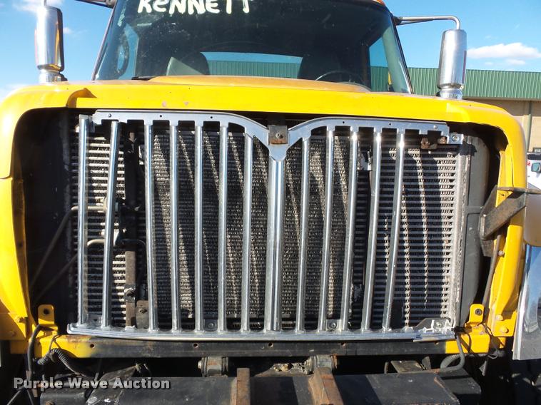 image for item K3322 2006 International 7400 truck cab and chassis