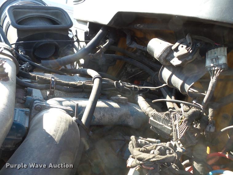 image for item K3322 2006 International 7400 truck cab and chassis