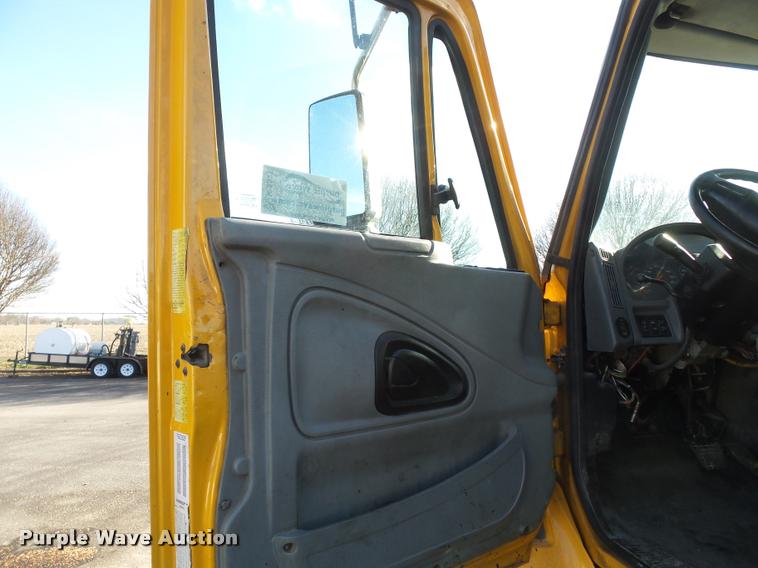 image for item K3322 2006 International 7400 truck cab and chassis