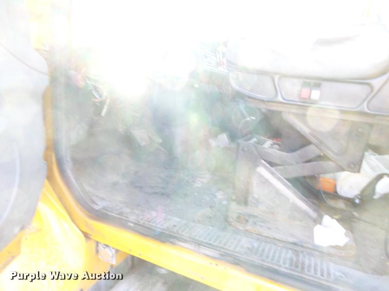 image for item K3322 2006 International 7400 truck cab and chassis