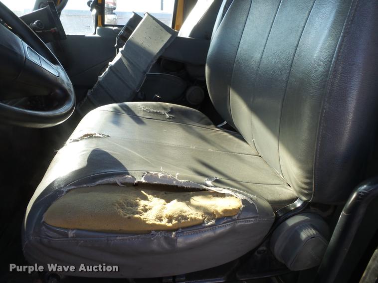 image for item K3322 2006 International 7400 truck cab and chassis