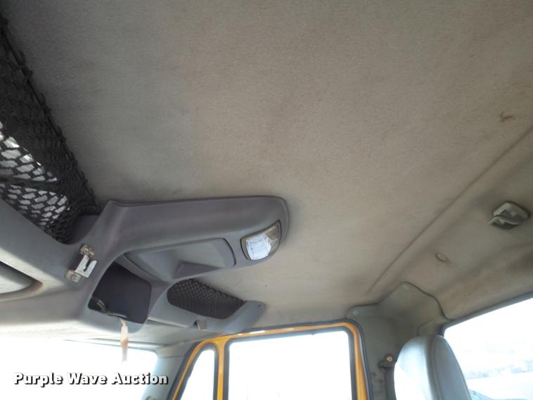 image for item K3322 2006 International 7400 truck cab and chassis