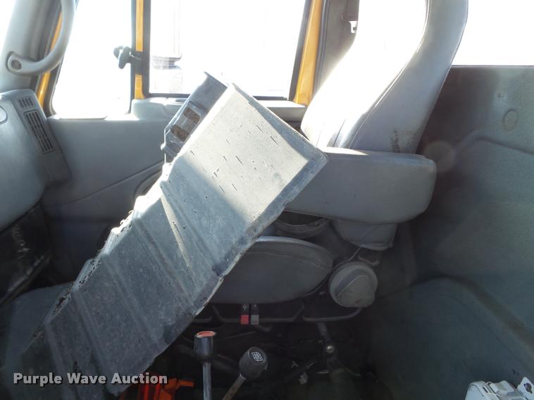 image for item K3322 2006 International 7400 truck cab and chassis