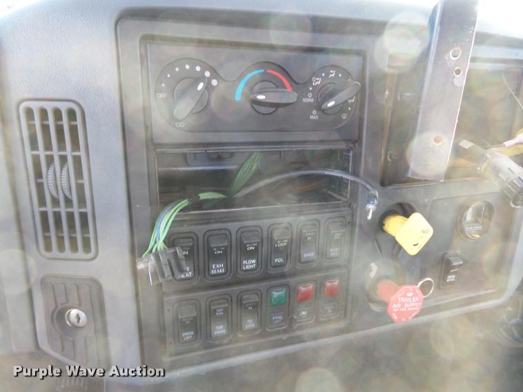 image for item K3322 2006 International 7400 truck cab and chassis