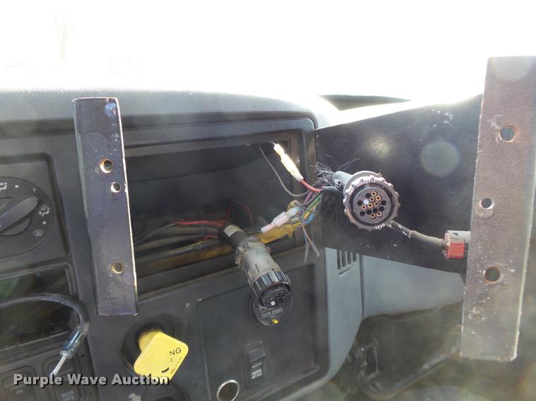 image for item K3322 2006 International 7400 truck cab and chassis