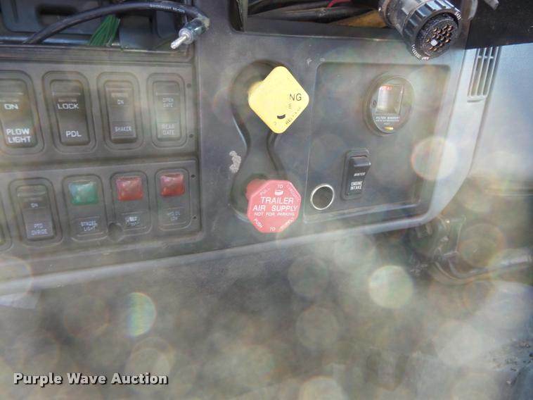 image for item K3322 2006 International 7400 truck cab and chassis