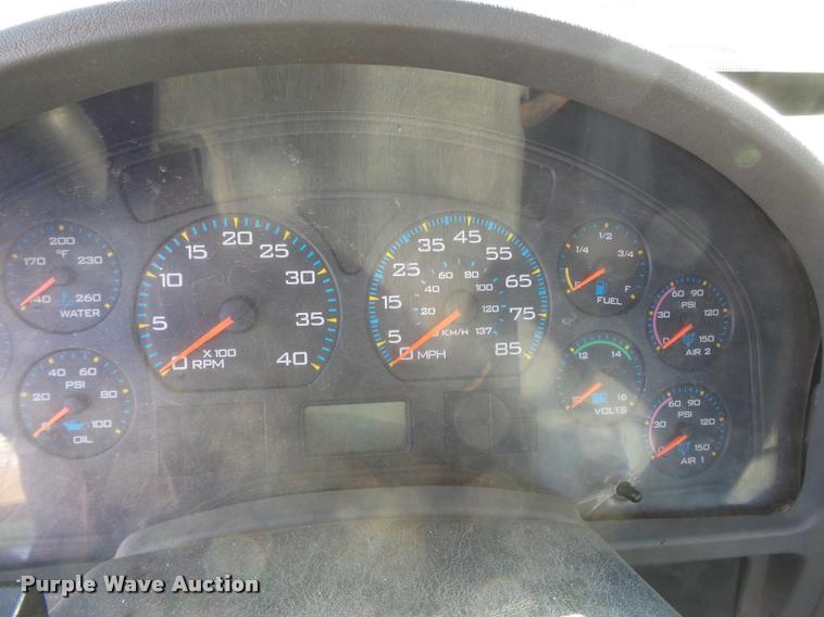 image for item K3322 2006 International 7400 truck cab and chassis