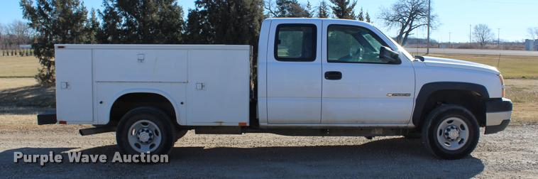 image for item K5782 2007 Chevrolet Silverado Classic 2500HD Ext. Cab utility bed pickup truck