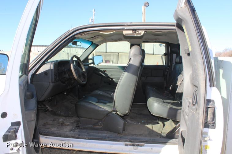 image for item K5782 2007 Chevrolet Silverado Classic 2500HD Ext. Cab utility bed pickup truck