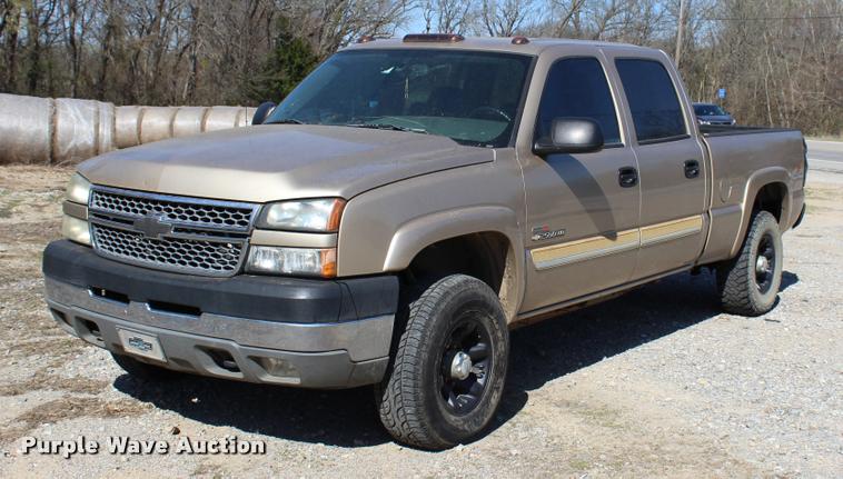 image for item L3027 2005 Chevrolet Silverado 2500HD Crew Cab pickup truck