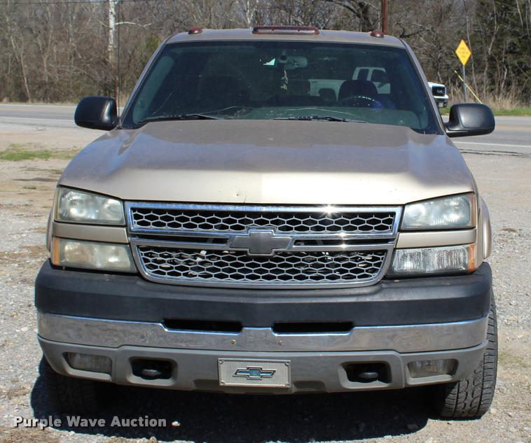 image for item L3027 2005 Chevrolet Silverado 2500HD Crew Cab pickup truck