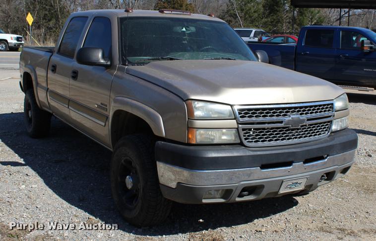 image for item L3027 2005 Chevrolet Silverado 2500HD Crew Cab pickup truck