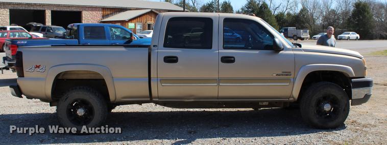image for item L3027 2005 Chevrolet Silverado 2500HD Crew Cab pickup truck